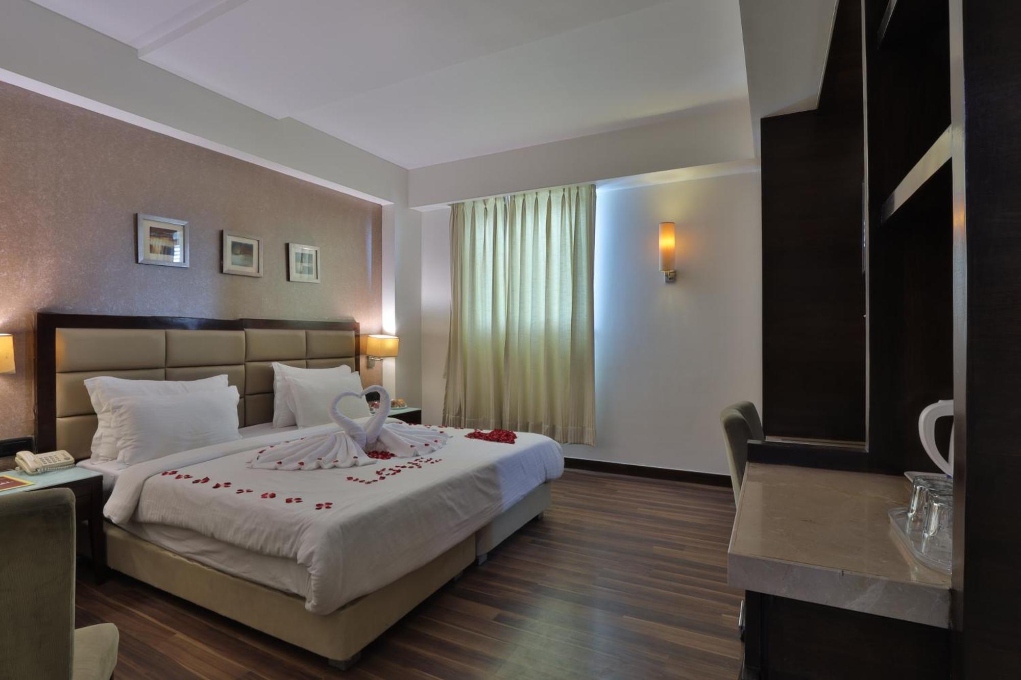 Krios Hotel - Near Sg Highway, Ahmedabad Extérieur photo
